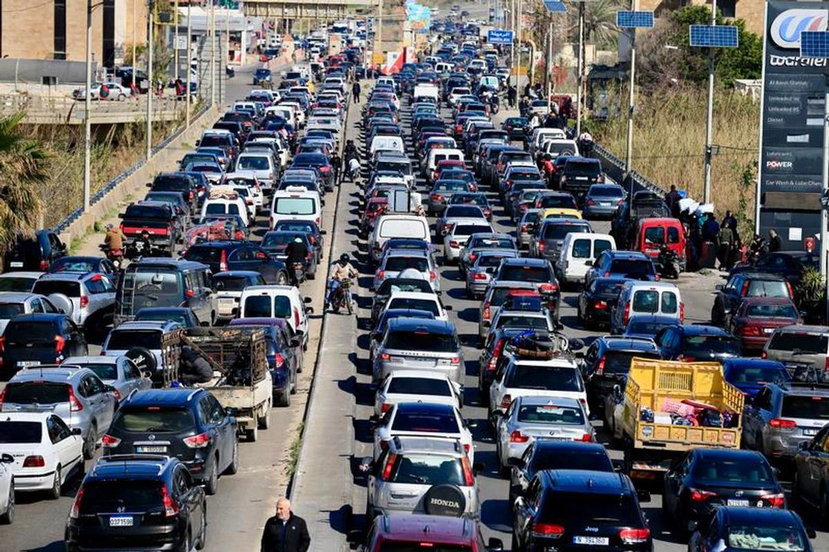 Colapso en rutas y caos aéreo en Medio Oriente: miles de personas buscan huir del conflicto.