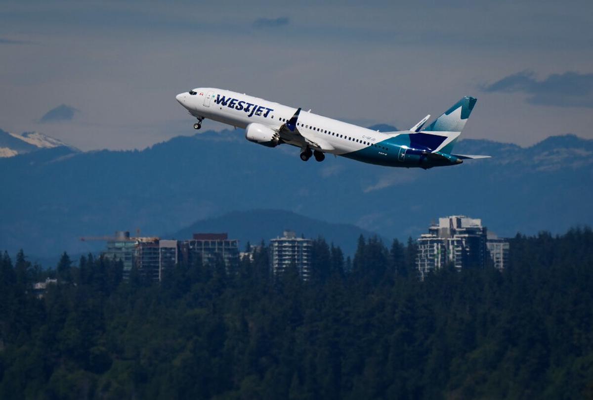 Auxiliares de vuelo de WestJet en Canadá inician una huelga por salarios