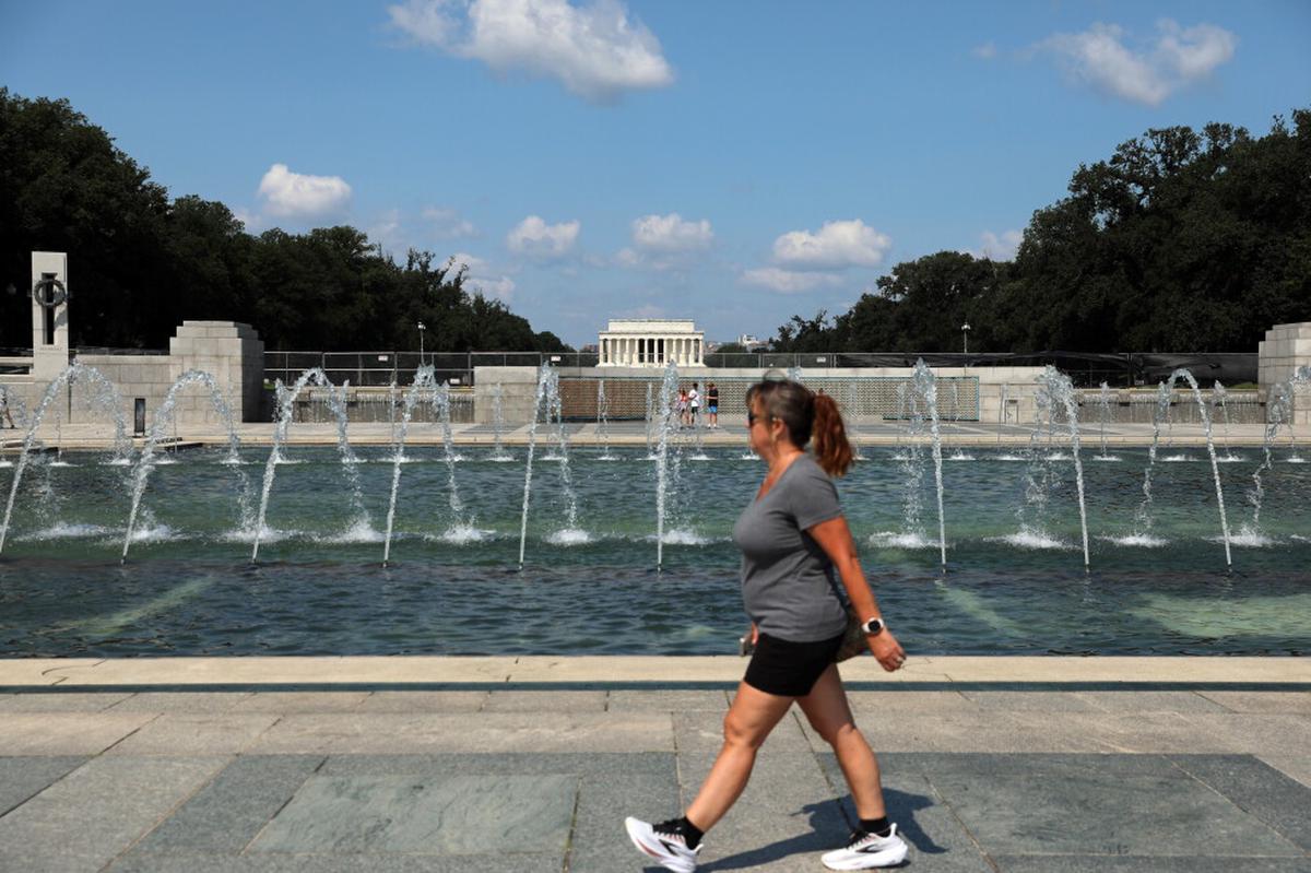 Monumento a la Segunda Guerra Mundial en Washington es vandalizado con burbujas y grafiti