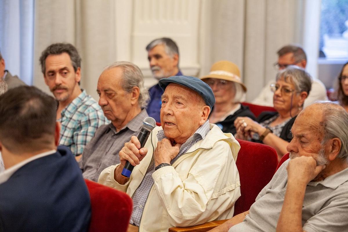 La sala Regino Maders lució llena en la presentación del libro. (Foto: Legislatura)