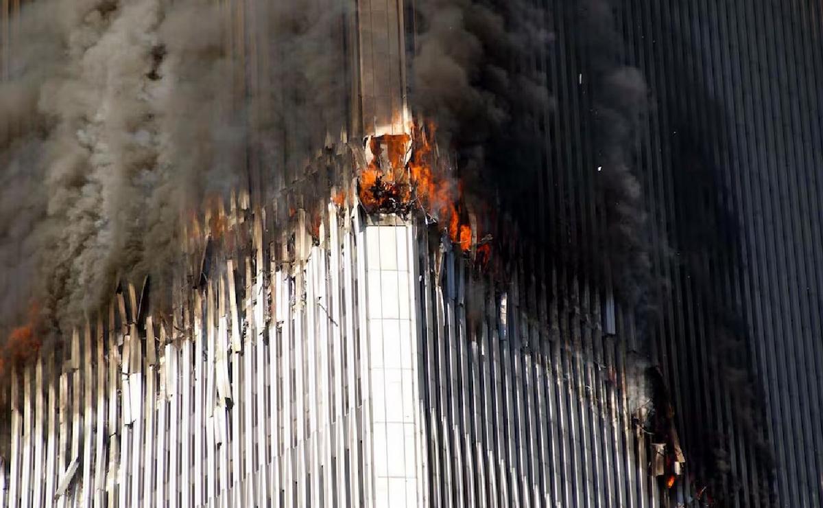 FOTO: Arde la torre sur del World Trade Center tras el impacto del avión. (NA/Agencias)