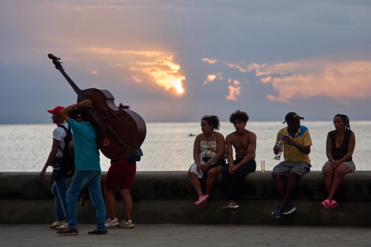 Cuba busca recuperar electricidad para la población tras caída de la red nacional