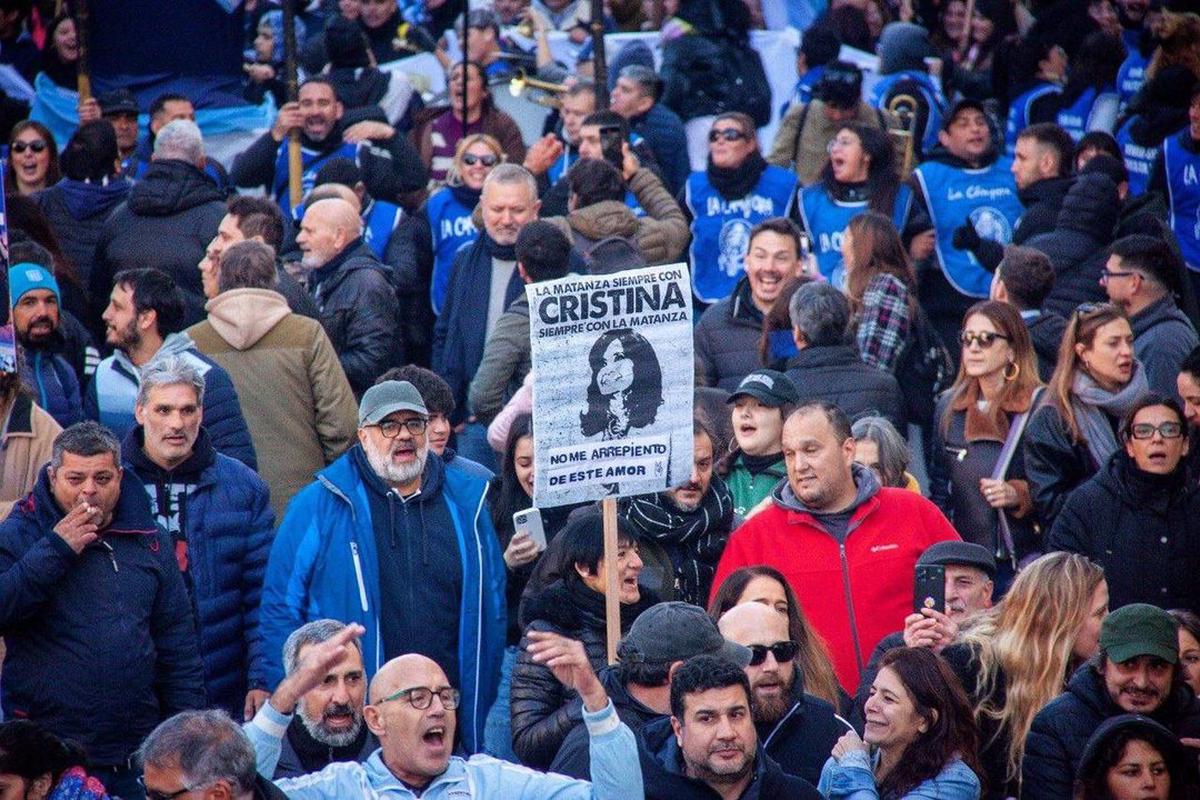 El Gobierno minimizó la concurrencia de la marcha en defensa de Cristina Kirchner: “Una cancha de Huracán”