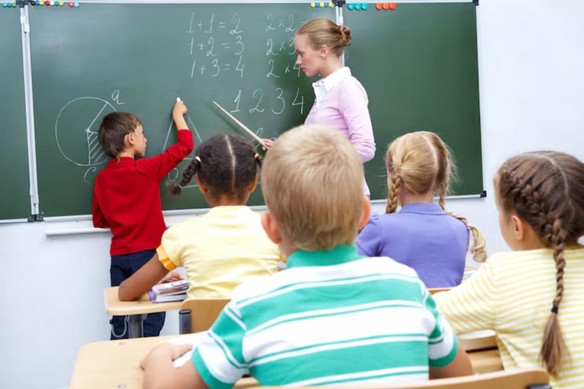 Solo la mitad de los estudiantes alcanza un nivel adecuado en lengua y matemática al llegar a sexto grado