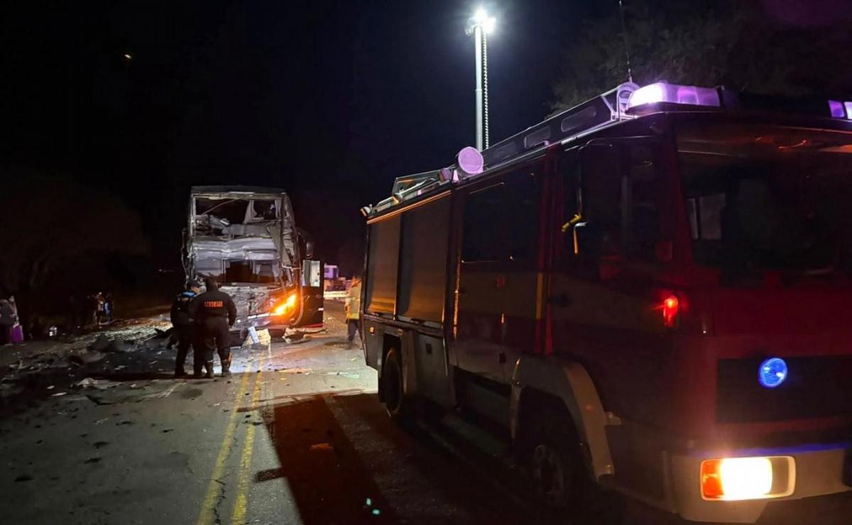 Un camión y un colectivo de larga distancia chocaron en Salta: un muerto.