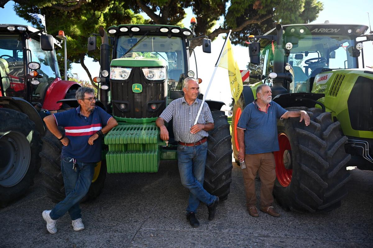 Griegos protestan por el costo de vida entre promesas de alivio fiscal y aumentos salariales