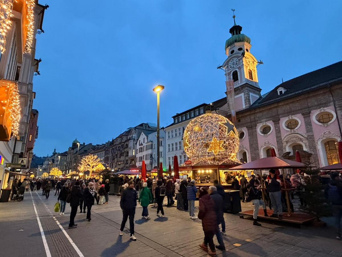 Las ciudades europeas despliegan su magia invernal en la previa de Navidad.