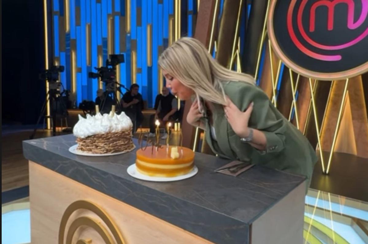 La original torta que recibió Wanda Nara por su cumpleaños. Foto: Agencia NA (Captura)