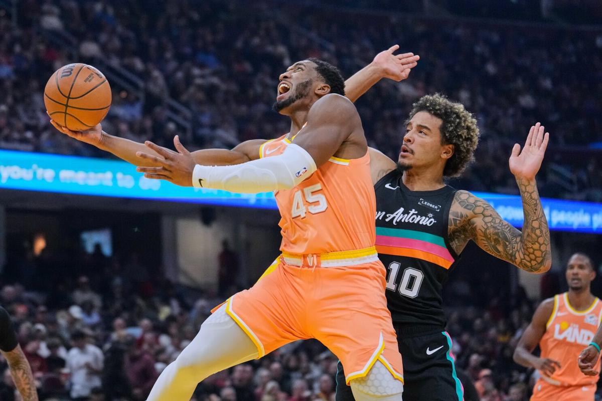 Donovan Mitchell anota 28 puntos y Cavaliers vencen 130-117 a Spurs