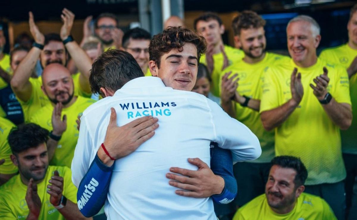 FOTO: Colapinto y Vowles se estrechan en un abrazo, tras el gran día de Williams