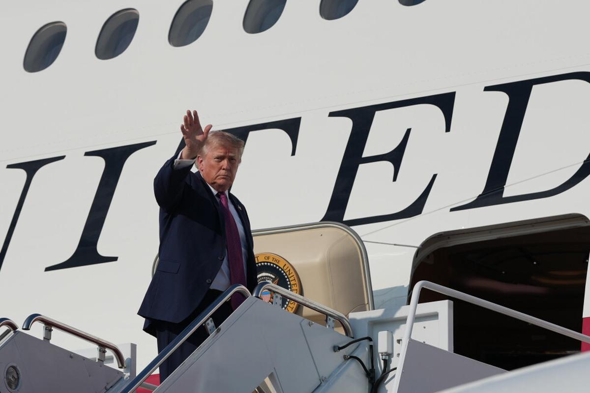 Trump indulta a exsocio de Abramoff y a 9 condenados por violar controles de emisiones vehiculares