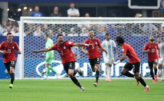 Egipto sorprende a Argentina de arranque y le gana: Messi erró un penal
