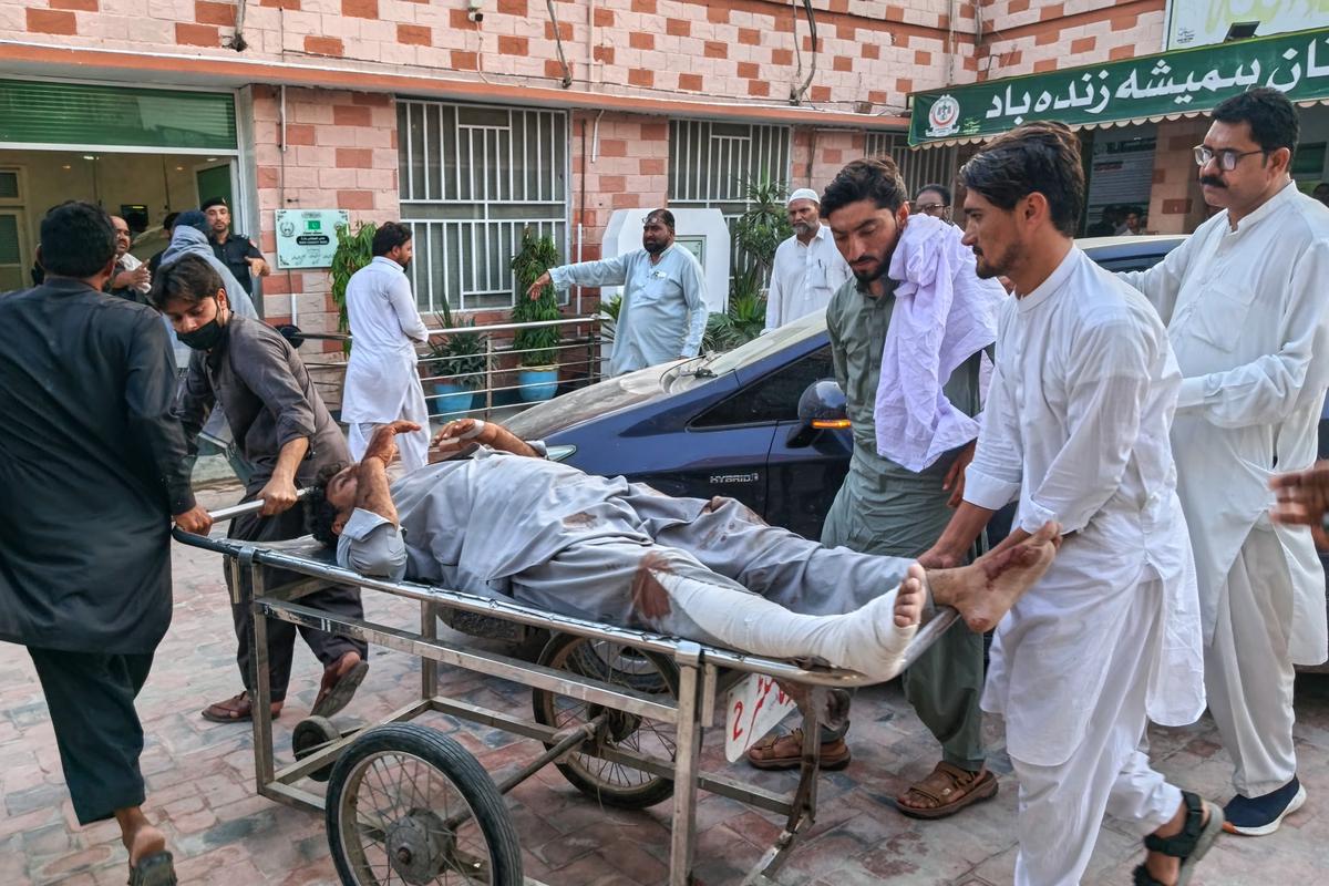 Atacan ambulancia en Pakistán tras atentado suicida en control policial que dejó 12 muertos