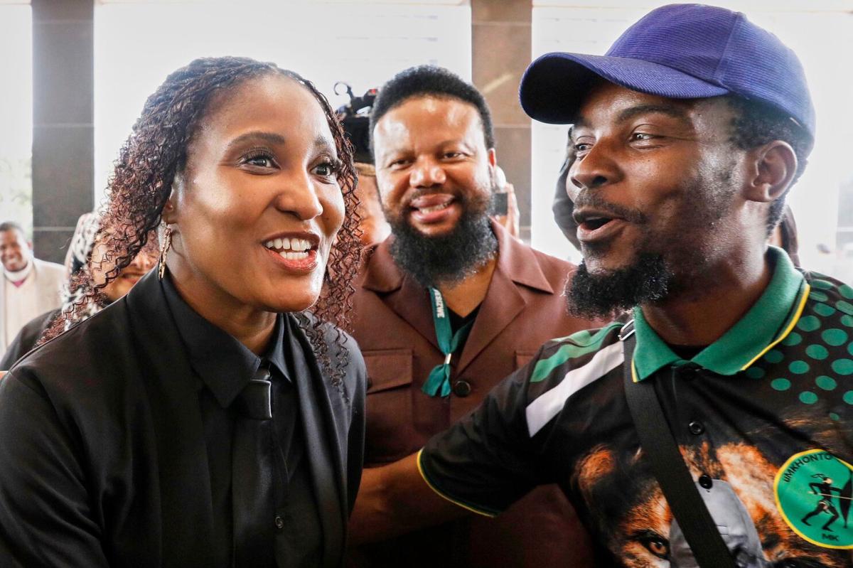 Acusan a hija de expresidente sudafricano de reclutar hombres para combatir en guerra Rusia-Ucrania