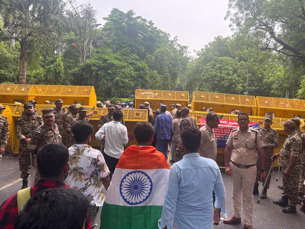 La policía lanza gas lacrimógeno a seguidores del movimiento Cucaracha en India rumbo al Parlamento