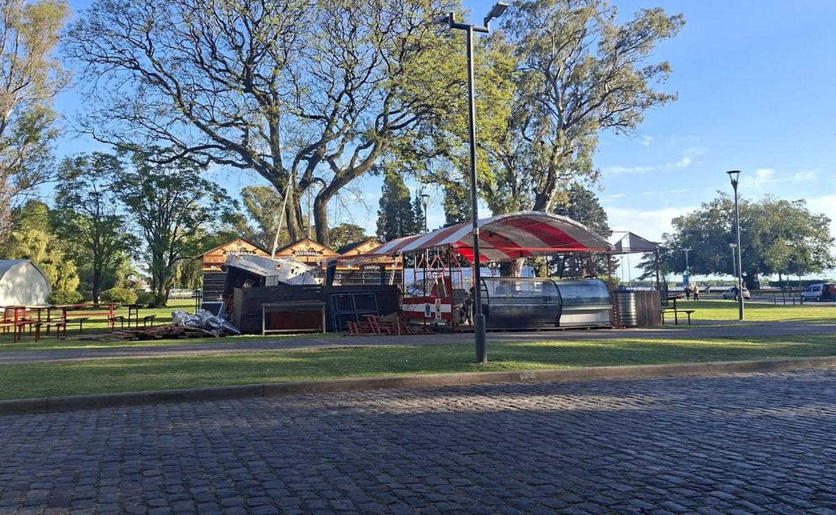 Comenzaron a armar las carpas de Colectividades.