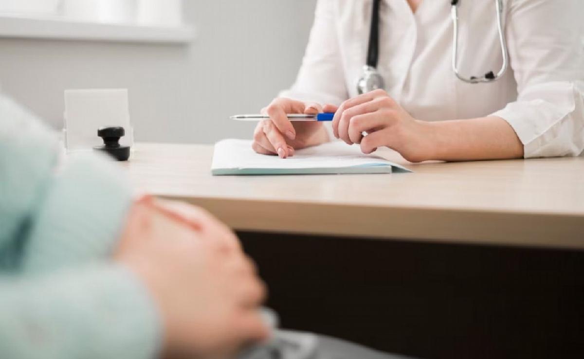 Mendoza investiga una licencia justificada con la firma de un médico fallecido.