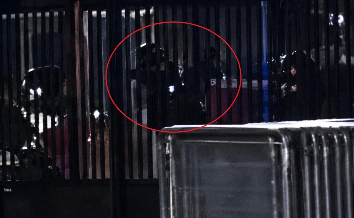 Captura del video que muestra al policía tirando piedras a la gente de Newell's.
