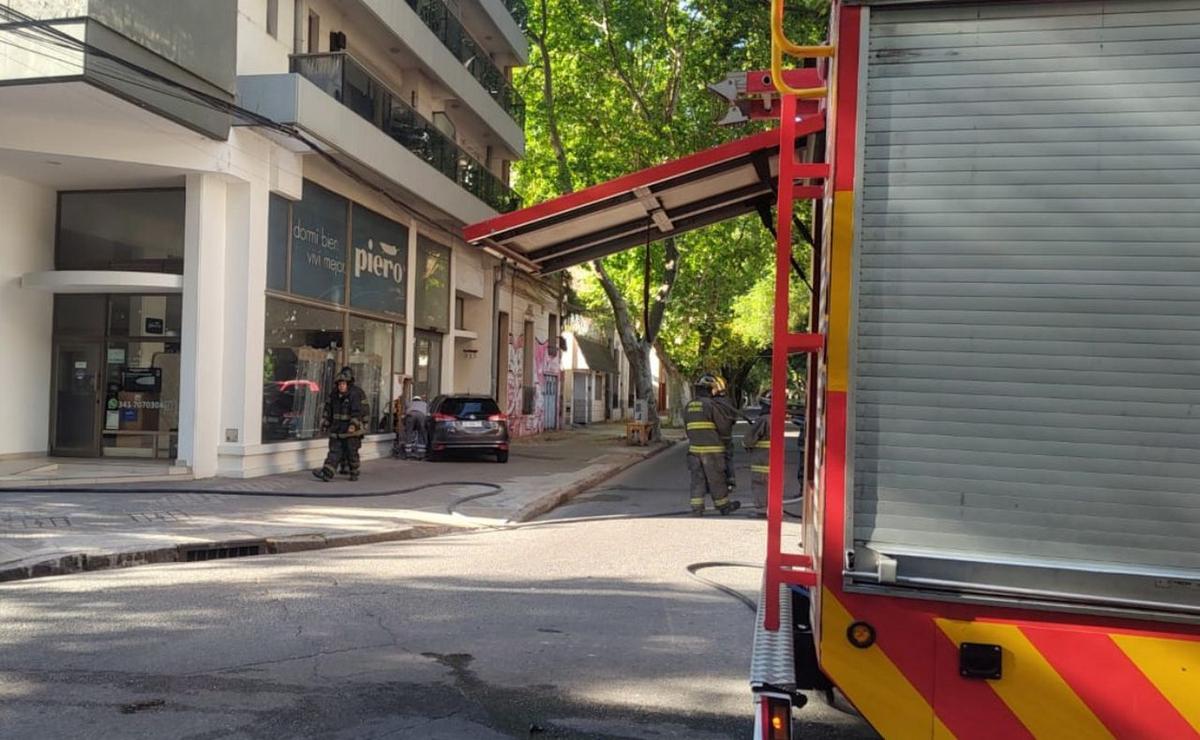 El auto incrustado en la planta baja del edificio.