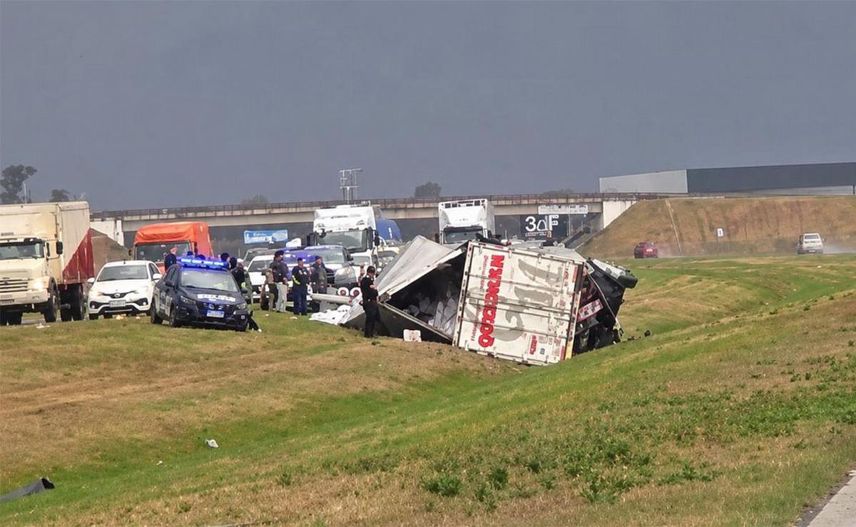 Un camión volcó en la autopista Rosario-Córdoba en medio del temporal.