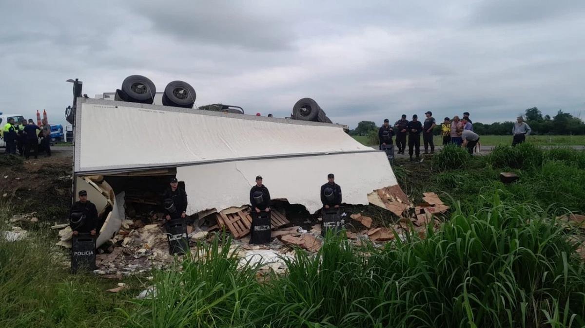 FOTO: Volcó un camión en Tucumán y los vecinos se robaron la carga.