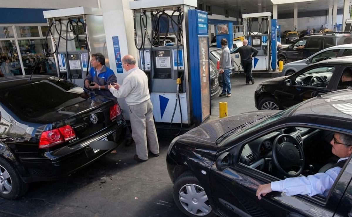 Carga de combustible en estación de servicio.