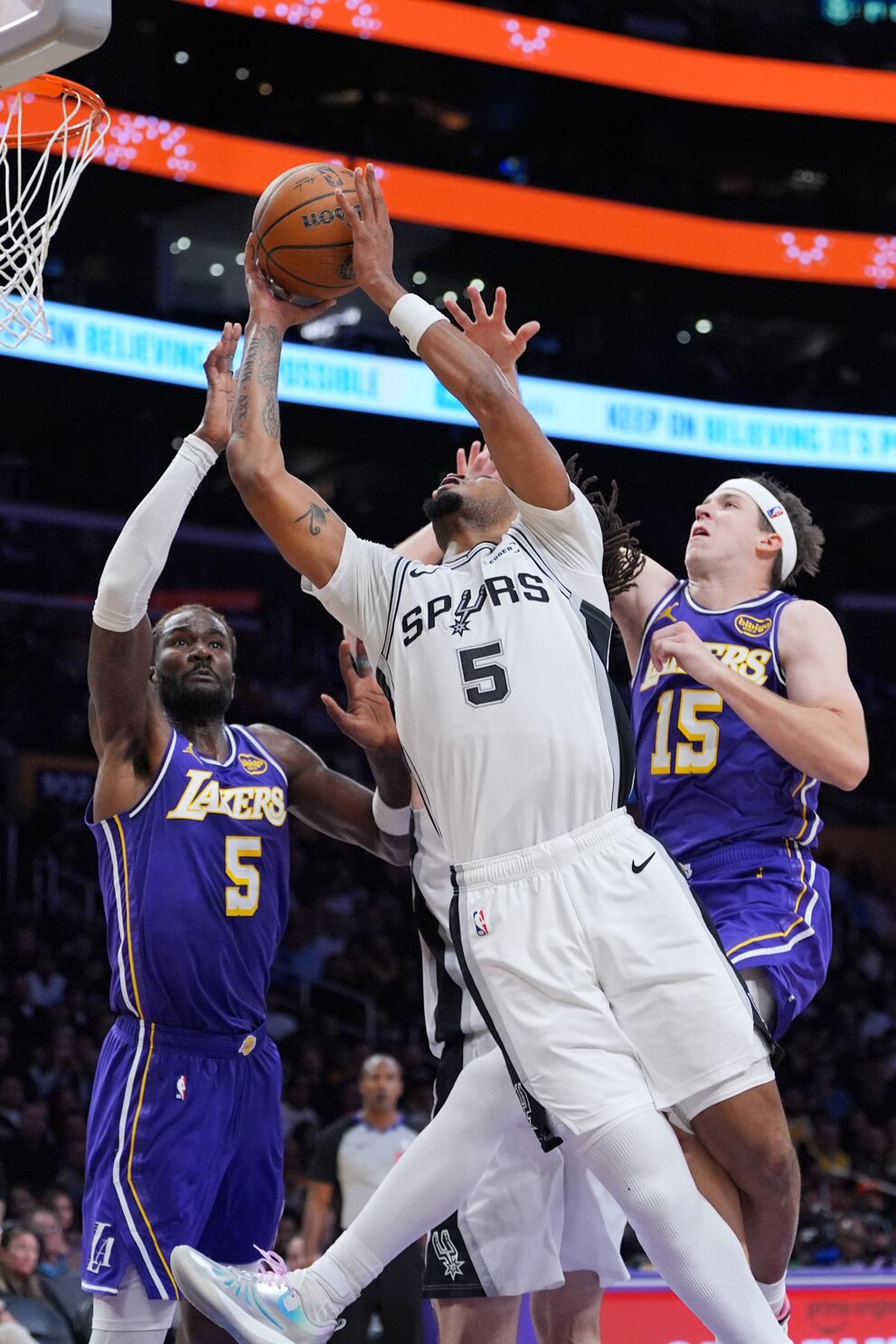 Stephon Castle anota 30 y lleva a Spurs a semifinales de Copa NBA con victoria 132-119 sobre Lakers