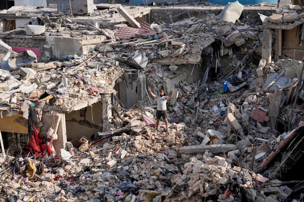 Libaneses regresan a ruinas de sus casas tras acuerdo entre Irán y EEUU