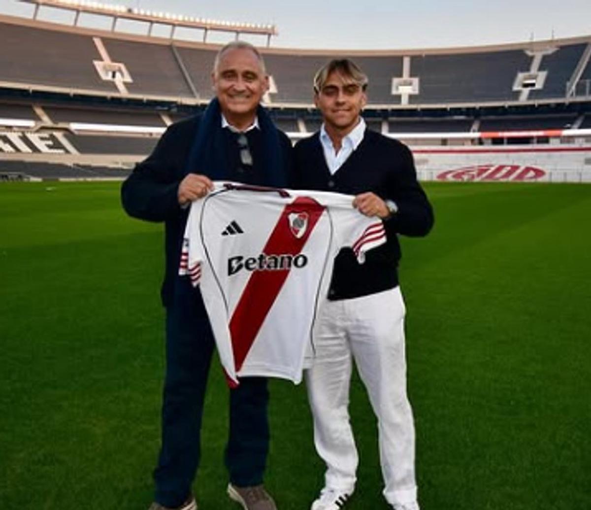Álex Woiski (derecha) en su presentación como refuerzo de River.
