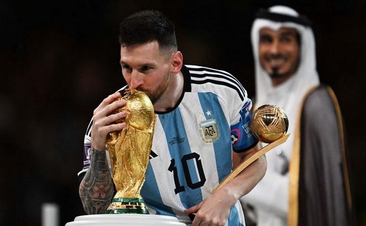 FOTO: Messi besa la Copa del Mundo, tras salir campeón en Qatar.