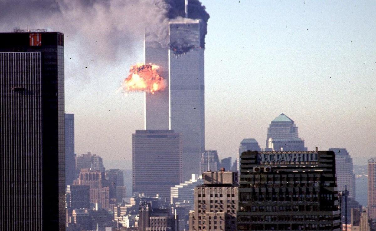 FOTO: El avión de United Airlines impacta en la torre sur del WTC. (NA/Agencias)