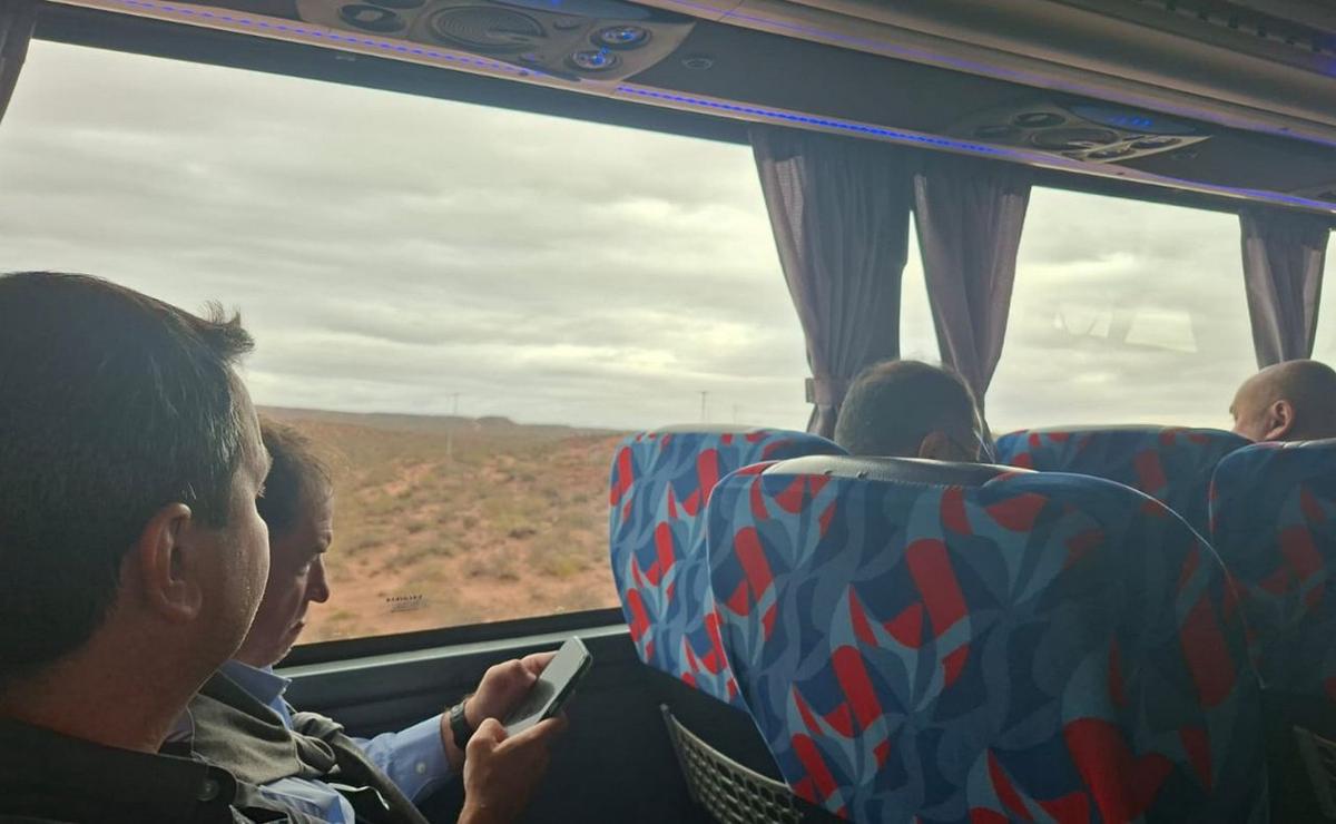 Empresarios, funcionarios y periodistas de Santa Fe rumbo a Loma Campana.