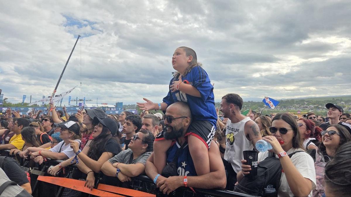 Una multitud vibra en el primer día del Cosquín Rock 2026. (Foto: Daniel Cáceres)