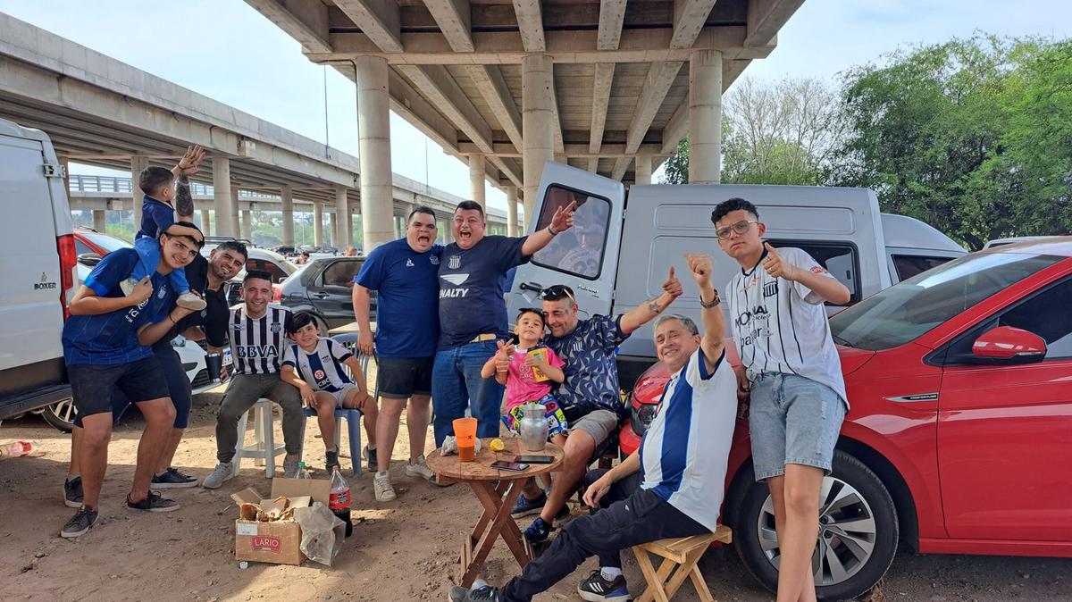 FOTO: Los hinchas albiazules, en la antesala del clásico.