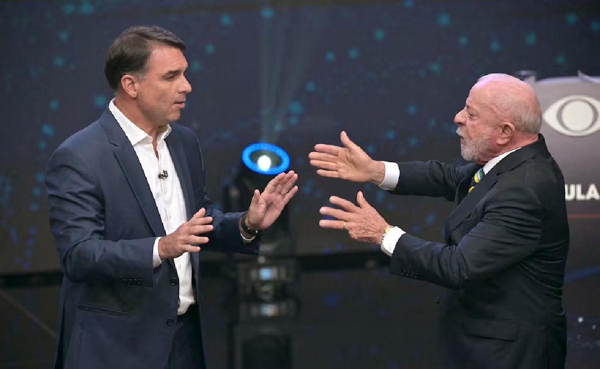 Flávio Bolsonaro y Lula da Silva, durante el primer debate organizado por Band News.
