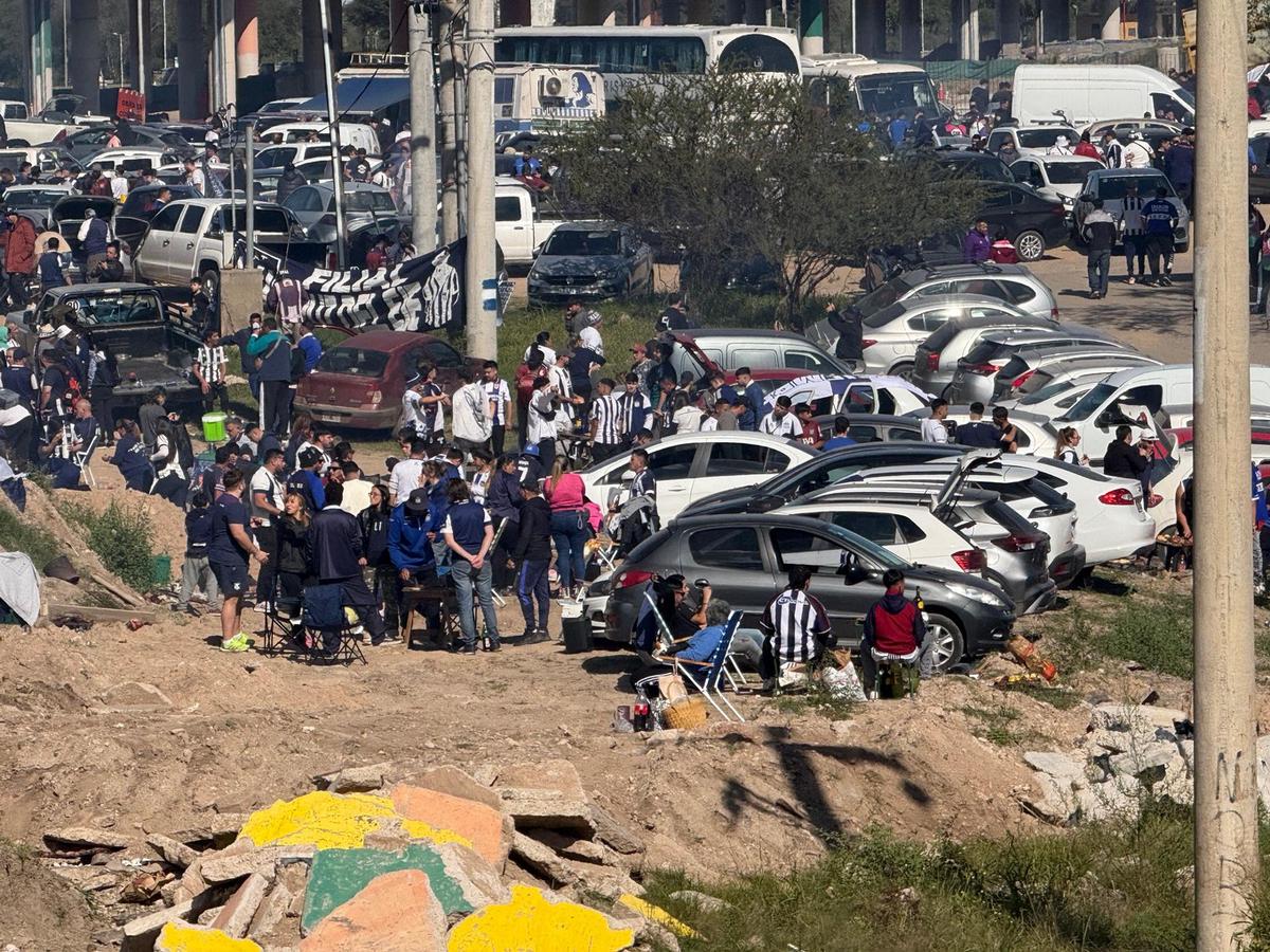 Hinchas de Talleres palpitan el superclásico cordobés. (Daniel Cáceres/Cadena 3)