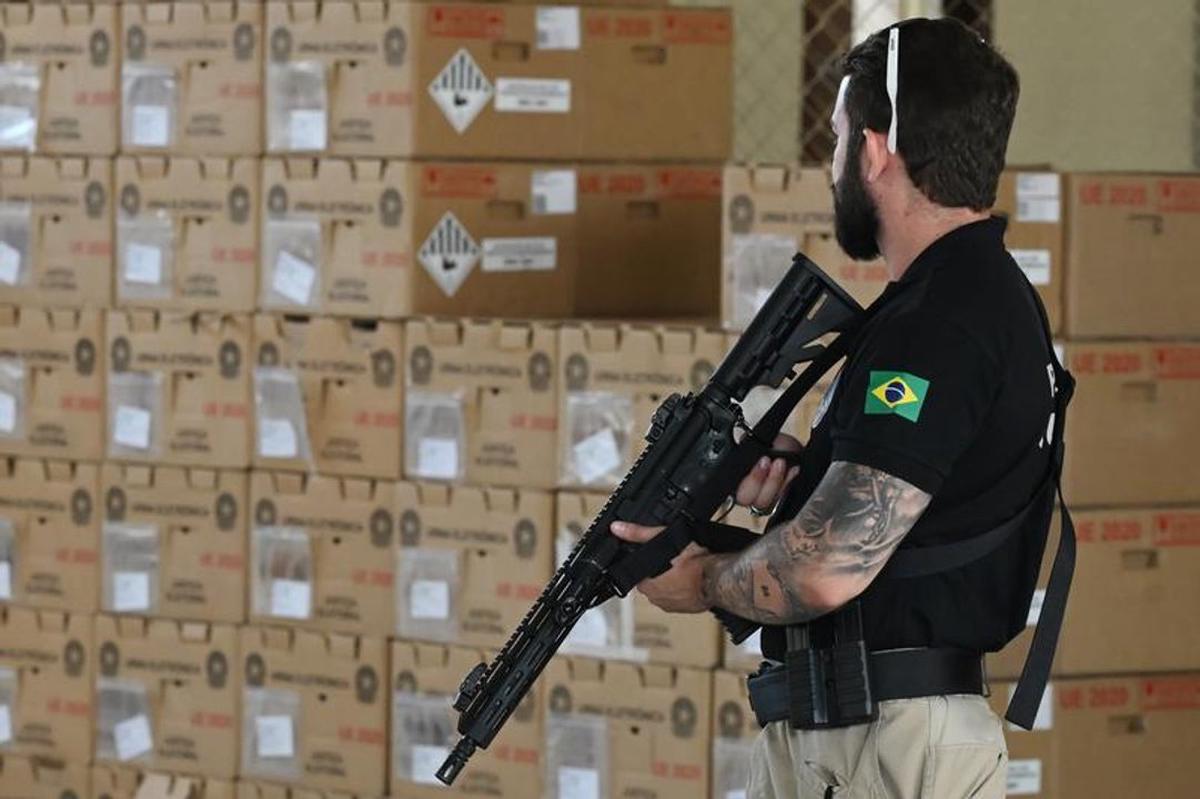 Máquinas electorales vigiladas en Brasil.
