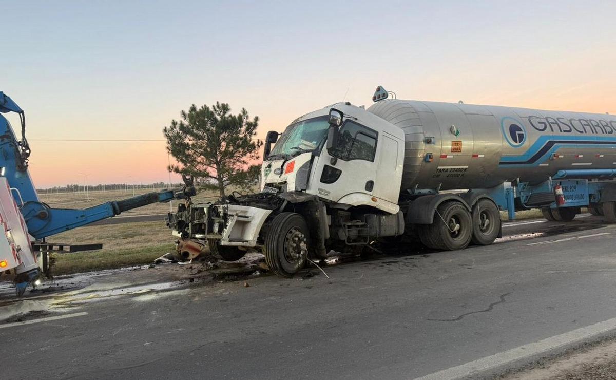 Choque entre dos camiones dejó al menos un herido.