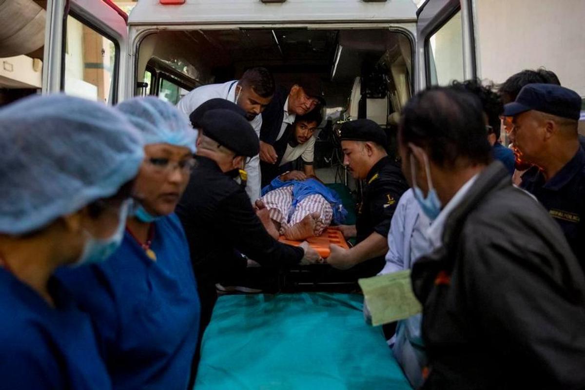 Una persona herida tras la inundación masiva en el norte de Nepal es trasladada a un hospital, en Katmandú.