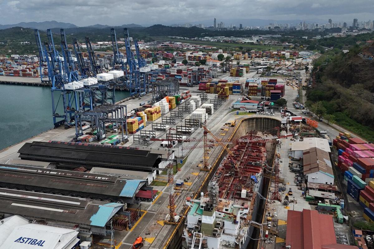 AP Explica: ¿Qué está pasando con los puertos en las entradas del Canal de Panamá?