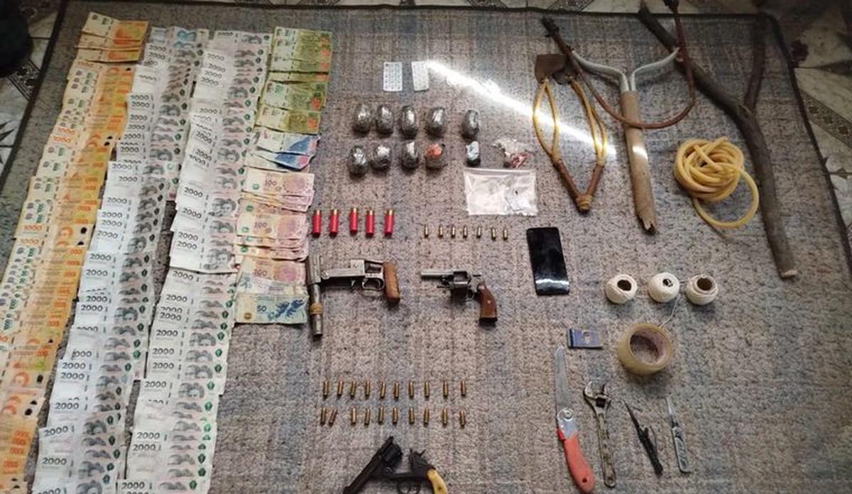 Usaban mega gomeras para ingresar drogas a la cárcel de Cruz del Eje