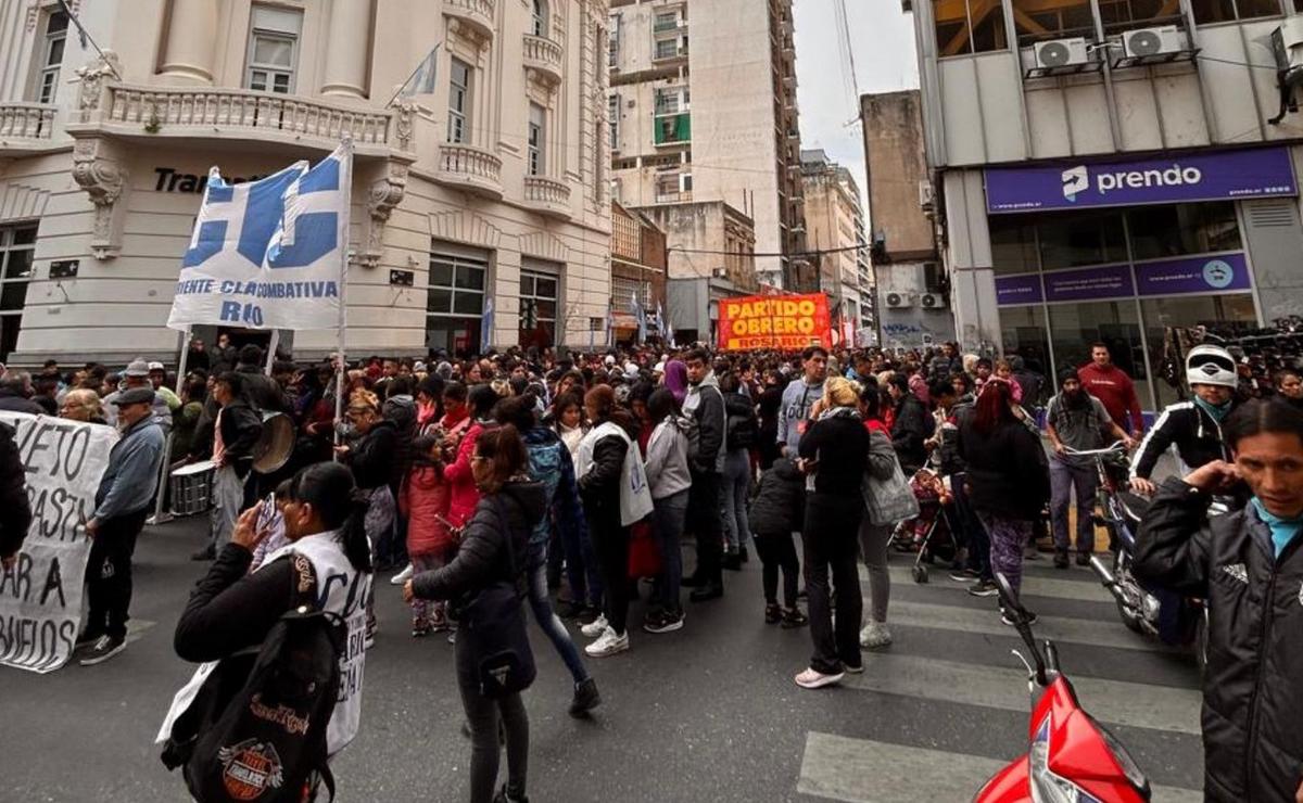 FOTO: Organizaciones marchan contra el veto a al reforma jubilatoria.