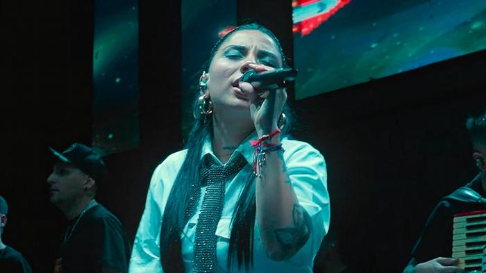 Lourdes Montiel estrenó “Es muy cobarde” grabado en vivo
