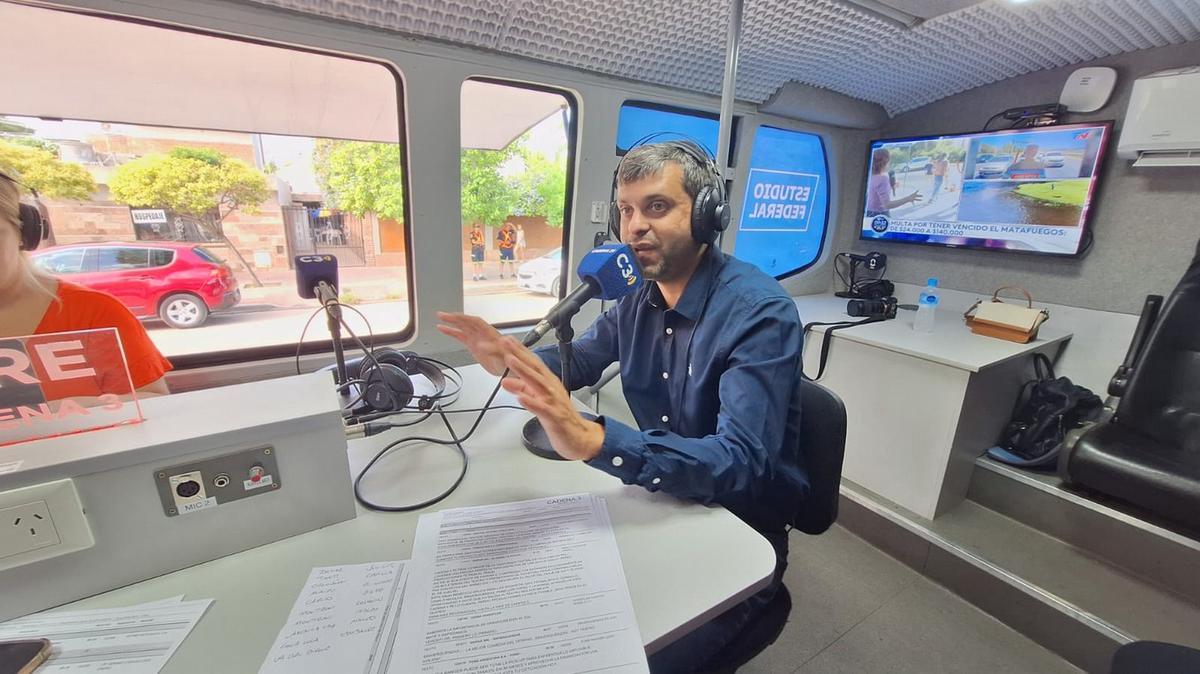 FOTO: Federico Zárate, intendente de Jesús María, pasó por el estudio móvil de Cadena 3