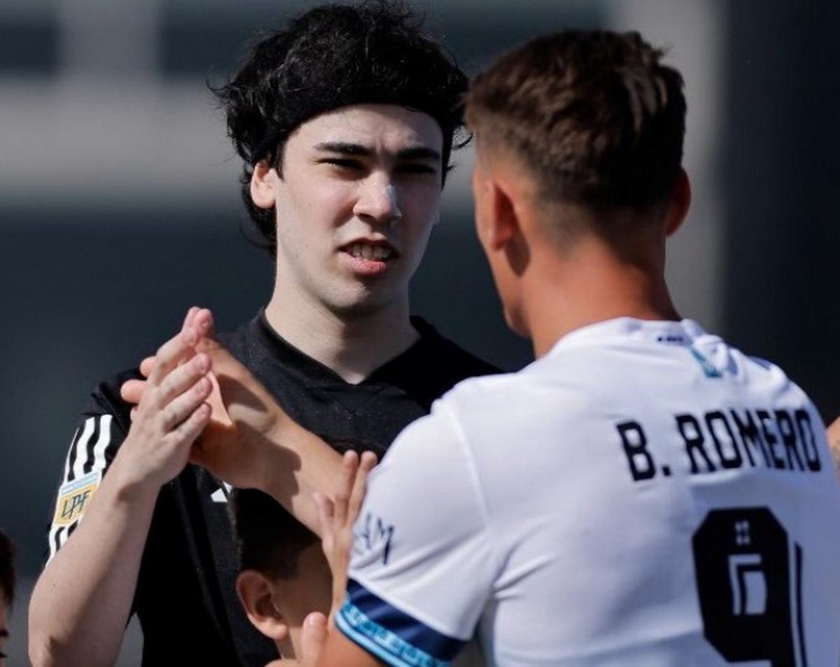 FOTO: Braian Romero, saludando al streamer antes del partido (Foto: X)