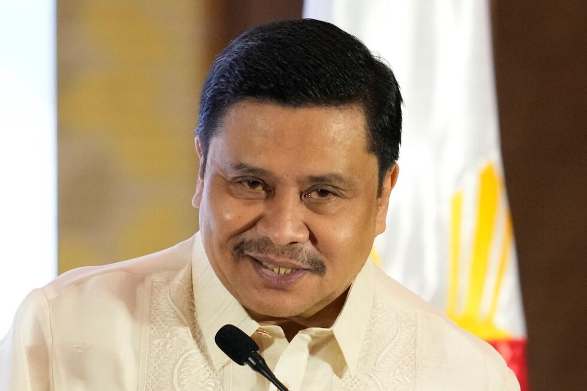 Un senador filipino acusado de corrupción dice que se entregará