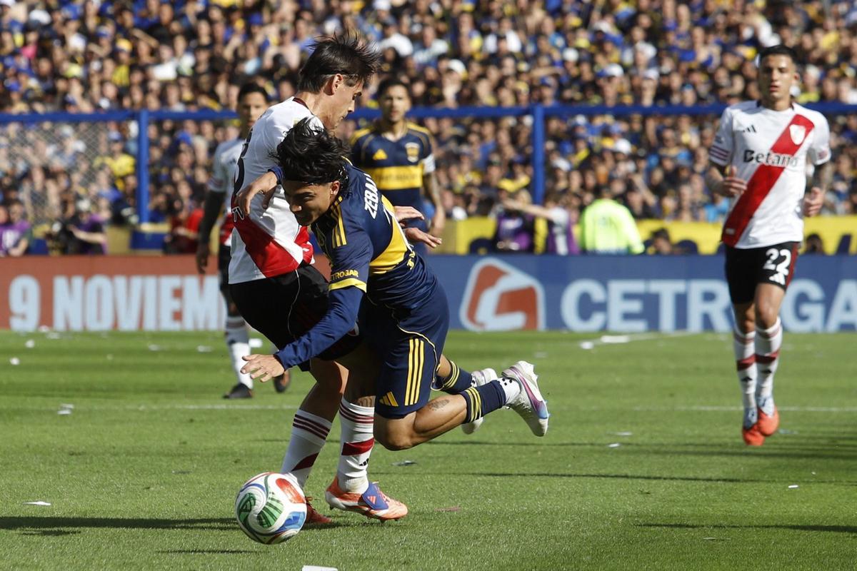 Boca y River se enfrentan en un nuevo superclásico.