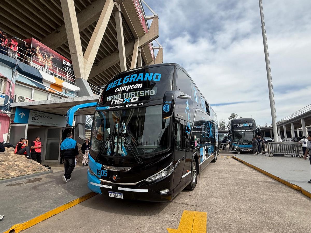 El micro de Belgrano fue atacado por dos hinchas albiazules (Foto: Daniel Cáceres/Cadena 3)