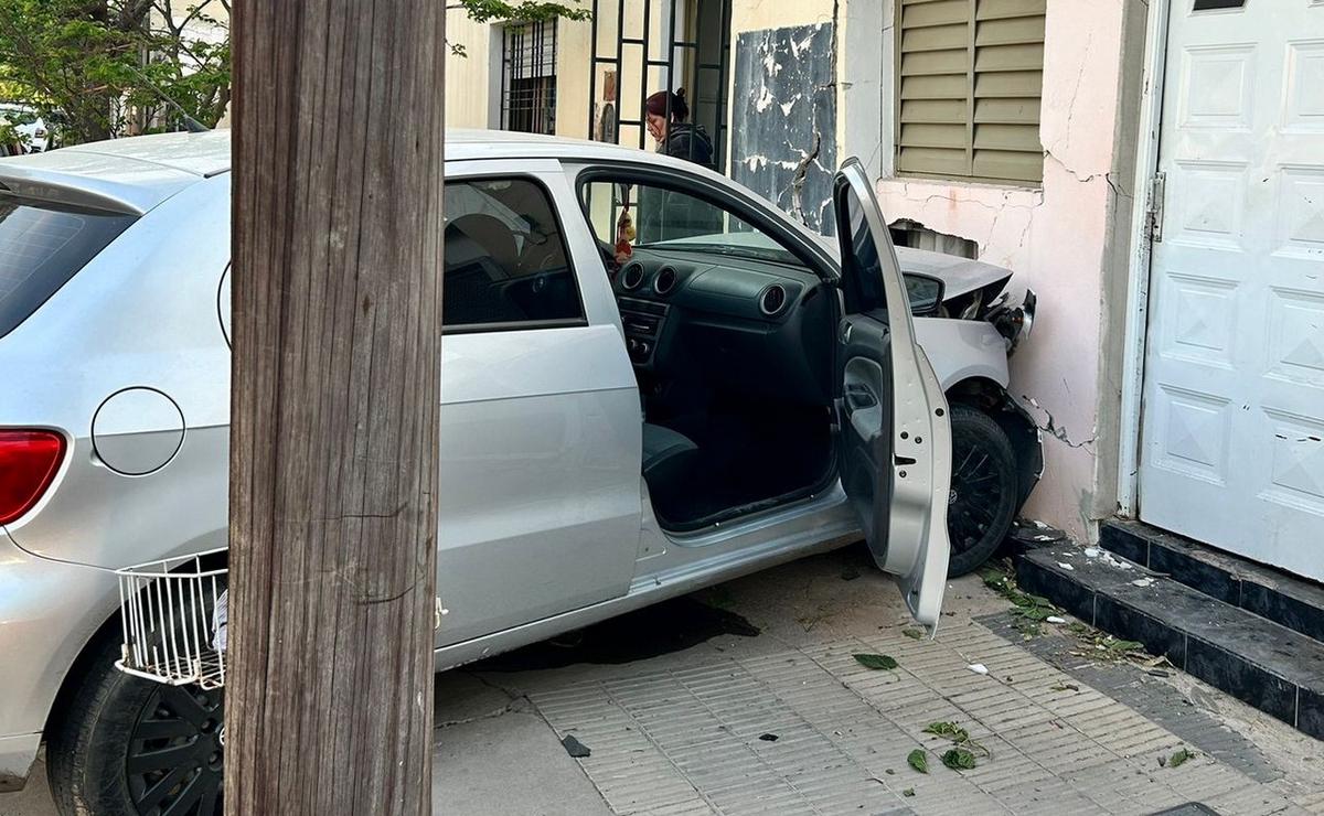 FOTO: El vehículo chocó contra una casa de barrio Talleres Este. (Lucía González/Cadena 3)