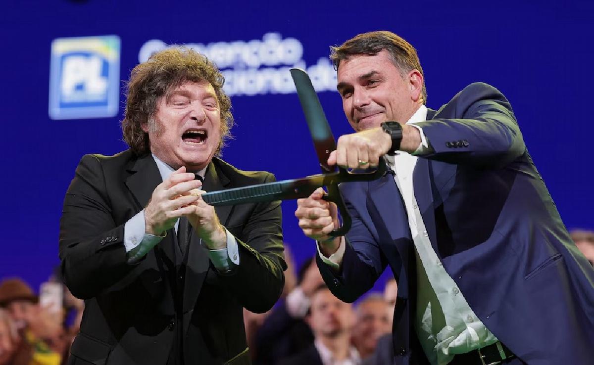 Javier Milei y Flavio Bolsonaro. (Foto: AP/Ettore Chiereguini)